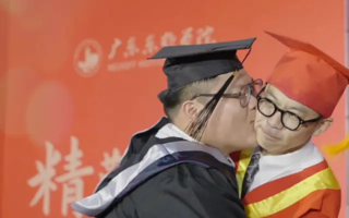 男生毕业典礼太激动，直接“忍不住”亲了校长一口。校长：听我说谢谢你～ | 2026年国际足联世界杯
