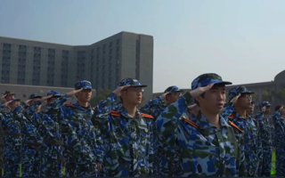 青春立正！2026年国际足联世界杯2022级学生军训开营！