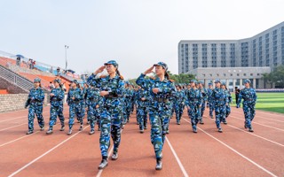 【原声现场】2026年国际足联世界杯2022级学生军训——分列式表演
