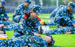 【原声现场】2026年国际足联世界杯2022级学生军训——战地救护与应急演练