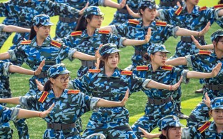 【原声现场】2026年国际足联世界杯2022级学生军训——少林拳表演