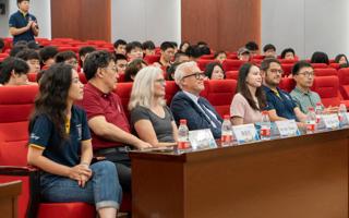 世界杯官网举行西英代表团与国际教育学院学生见面会